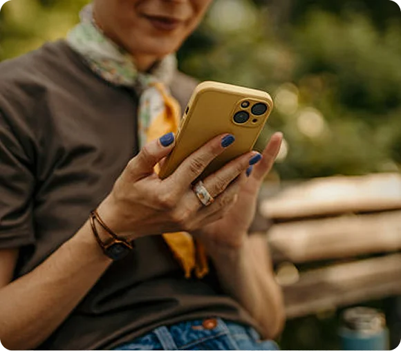 Žmogus tikrina telefoną